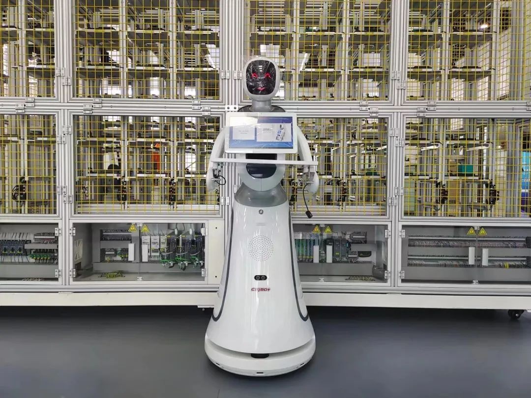 艾米送餐机器人：沈阳职业技术学院的创新助...